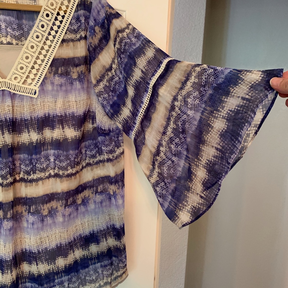 Blue and Tan Tunic with Lace Detail - Picture 2 of 4